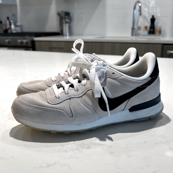 Nike Shoes - Rare Find: Women’s Nike Internationalist Sneakers - 7.5